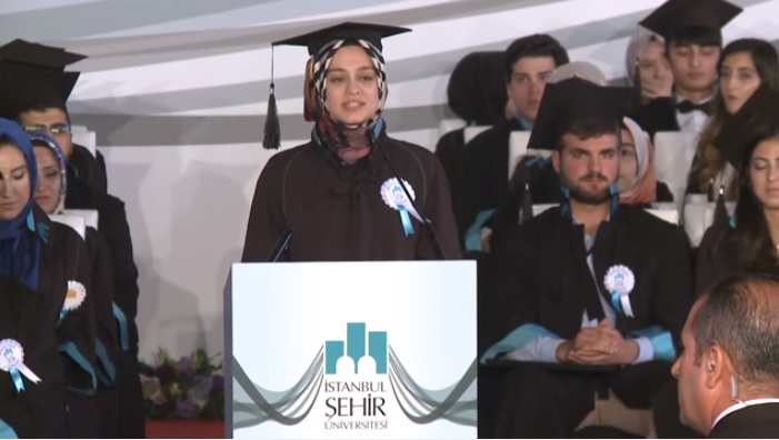 Üniversite Birincisi Saliha Büşra Selman’ın Mezuniyet Konuşması Ağlattı