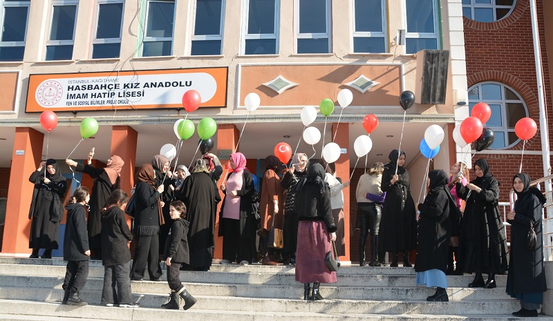 Şehit Öğretmenler için Gökyüzüne Balon Uçurdular
