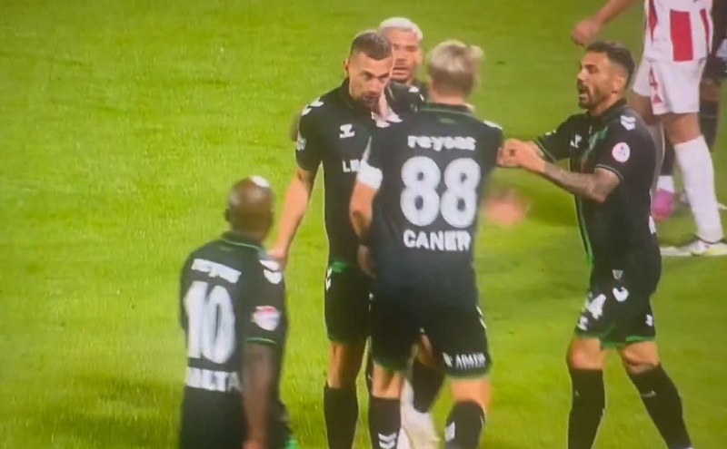 Caner Erkin Çizgiyi Aştı: Saha İçinde Takım Arkadaşına Tokat Şoku!