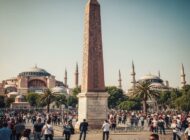 SULTANAHMET’İN SESSİZ TANIKLARI: DİKİLİTAŞLARIN ÜZERİNDE NE YAZIYOR?