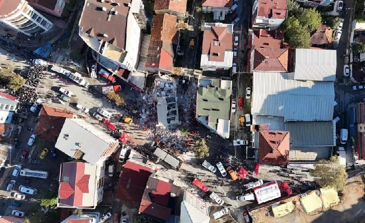 Kocaeli Gebze’de 7 Katlı Bina Çöktü, Enkaz Altında 5 Kişilik Aile Aranıyor