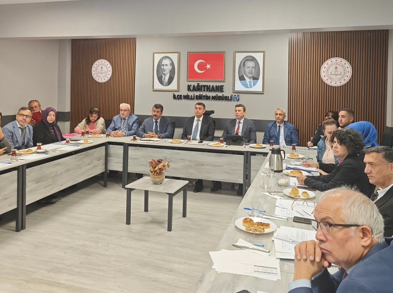 OKULLARDA DEVAMSIZLIK ALARMI: İLÇE MİLLİ EĞİTİM, KURUMSAL İŞ BİRLİĞİYLE TEDBİRLERİ MASAYA YATIRDI