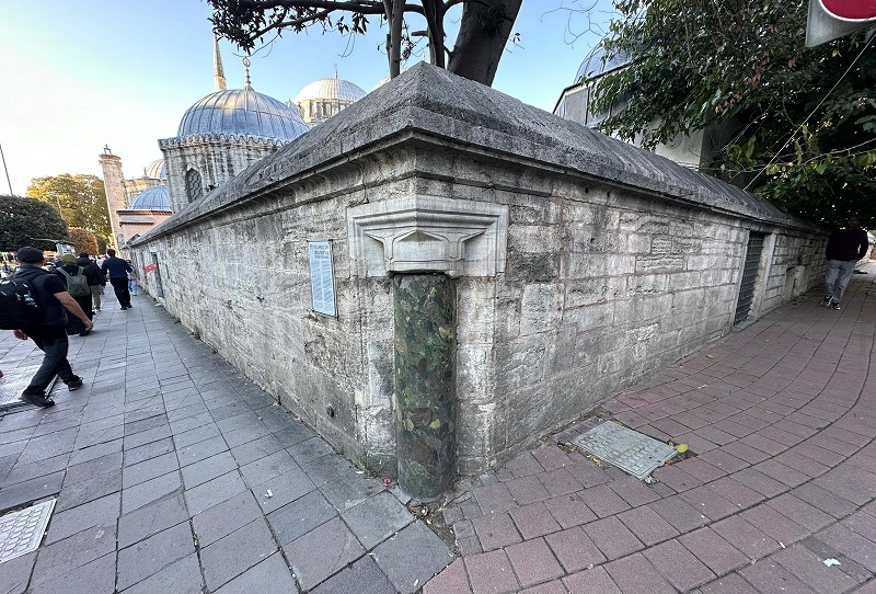 İstanbul’un Kalbi: Şehzadebaşı’ndaki Sessiz Sütun ve Mimar Sinan’ın Sırrı