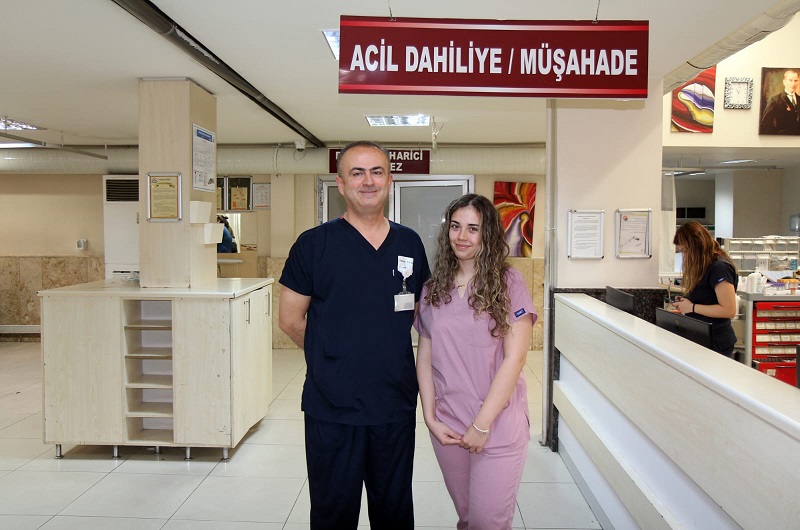 BABA İLE KIZI AYNI HASTANEDE ŞİFA DAĞITIYOR