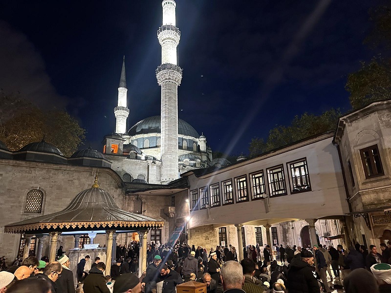 Eyüpsultan Tek Yürek Oldu: Gazze İçin Binlerce Veli ve Öğrenci Sabah Namazında Buluştu