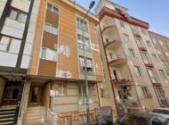 Kaldırımın Ortasına Elektrik Direği Şaşkınlık Yarattı: “Buradan Nasıl Yürüyeceğiz?”