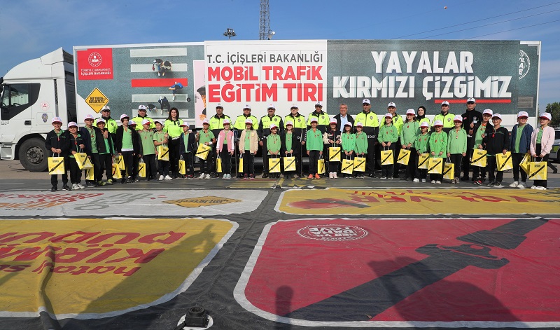 Minik Öğrencilere Mobil Trafik Eğitim Tırında Uygulamalı Ders Verildi