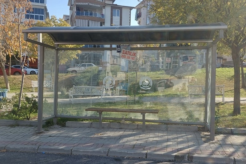 ÖZEL HABER: Şaşkınlık Yaratan Görüntü –  Büyükşehir Otobüs Durağına ‘Satılık’ Tabelası Asıldı!