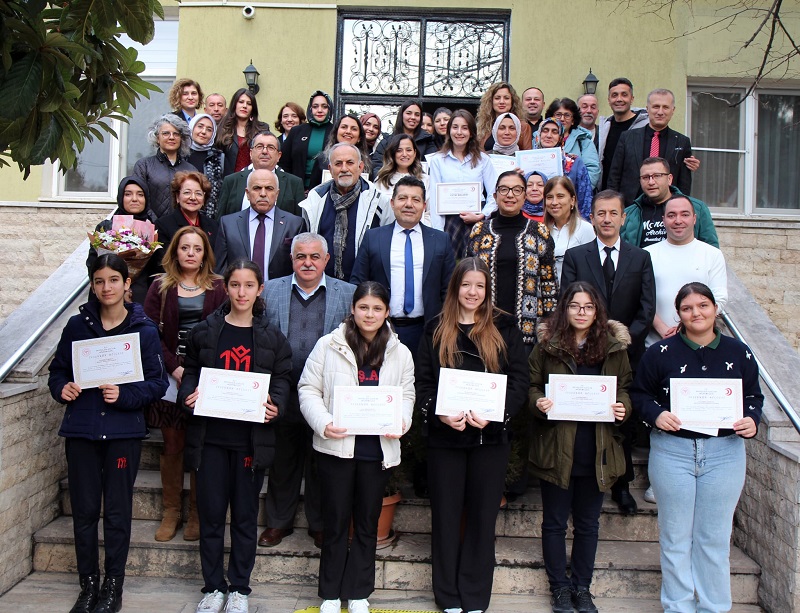 Veremle Mücadelede Anlamlı Etkinlik: Geleceğin Ressam ve Yazarları Ödüllendirildi