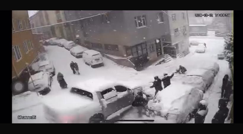 Kağıthane’de Kar Eğlencesi Kabusa Döndü: Kontrolden Çıkan Pikap İki Kardeşi Ezdi!