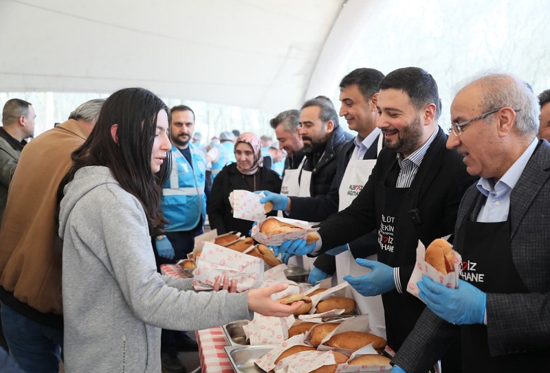 Kâğıthane Belediyesi’nden 30 Bin Kişiye Sucuk Ekmek Ziyafeti