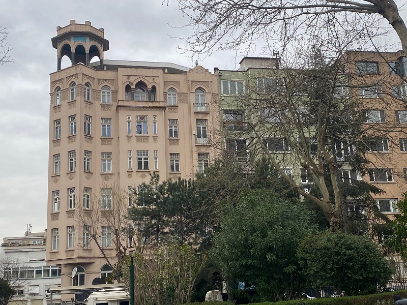 Maçka Caddesi’nde Sırlarla Dolu Bir Düello: İzmir Palas ve Karşı Komşusu