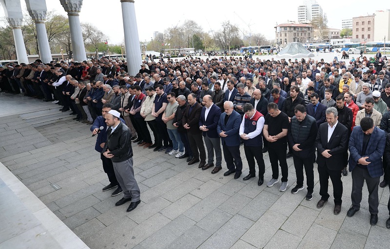 Eğitim Camiası Yas Tutuyor: Türkiye Genelinde Şehitler İçin Gıyabi Cenaze Namazı Kılındı