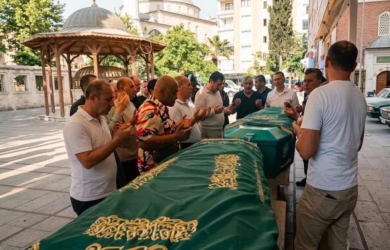 Dostunun Acısına Kalbi Dayanmadı: 15 Dakika Arayla Gelen Veda