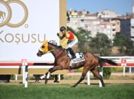 100. Gazi Koşusu’nda Nefes Kesen Final: Bay Nalçakan 3 Boy Farkla Zirveye Uçtu