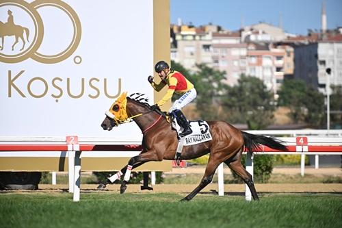 100. Gazi Koşusu’nda Nefes Kesen Final: Bay Nalçakan 3 Boy Farkla Zirveye Uçtu