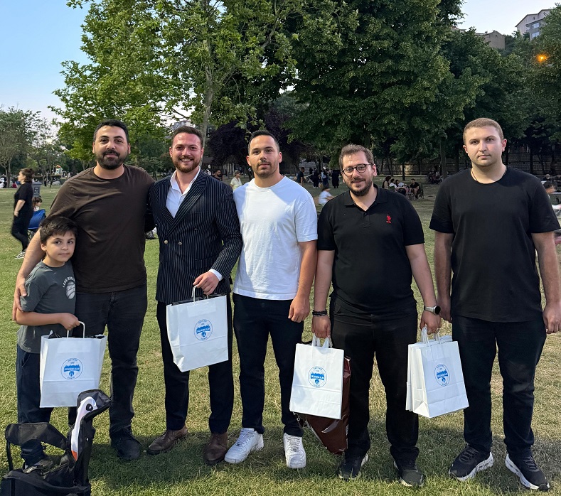 Kağıthane Erzurumlular Derneği ve Gençlik Kolları’ndan Babalara Sürpriz Kutlama