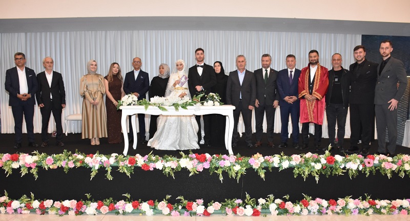 Peşen Ailesinin Mutlu Günü: İş, Siyaset ve İmam Hatip Camiası Bu Düğünde Buluştu