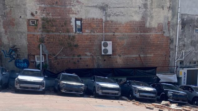 Kağıthane’de Korkutan Olay: Duvar Otoparka Çöktü, Sıfır Kilometre Araçlarda Hasar Oluştu