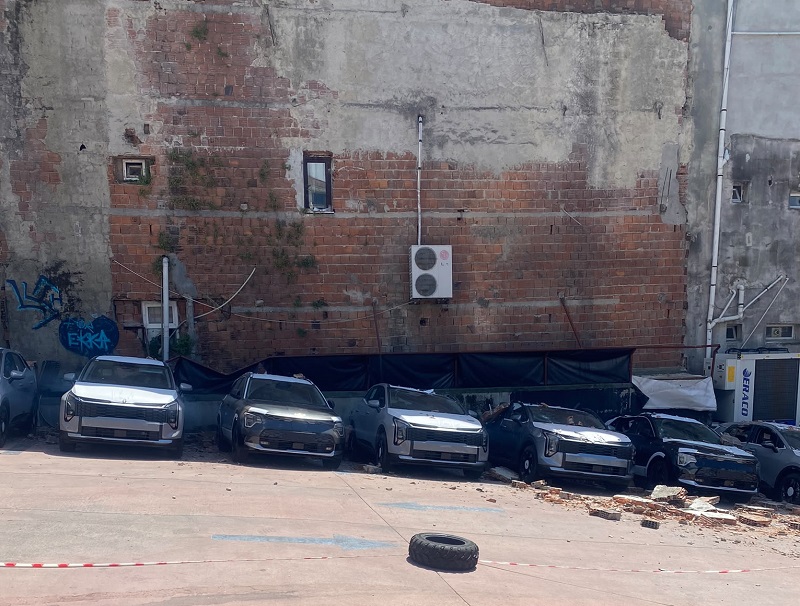 Kağıthane’de Korkutan Olay: Duvar Otoparka Çöktü, Sıfır Kilometre Araçlarda Hasar Oluştu