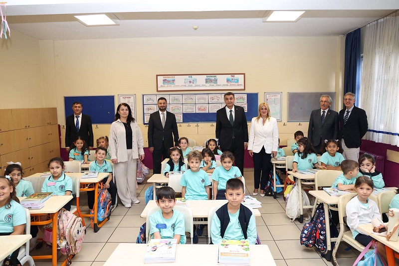 Türkiye Genelinde İlk Zil Çaldı: Milyonlarca Öğrenci Ders Başı Yaptı