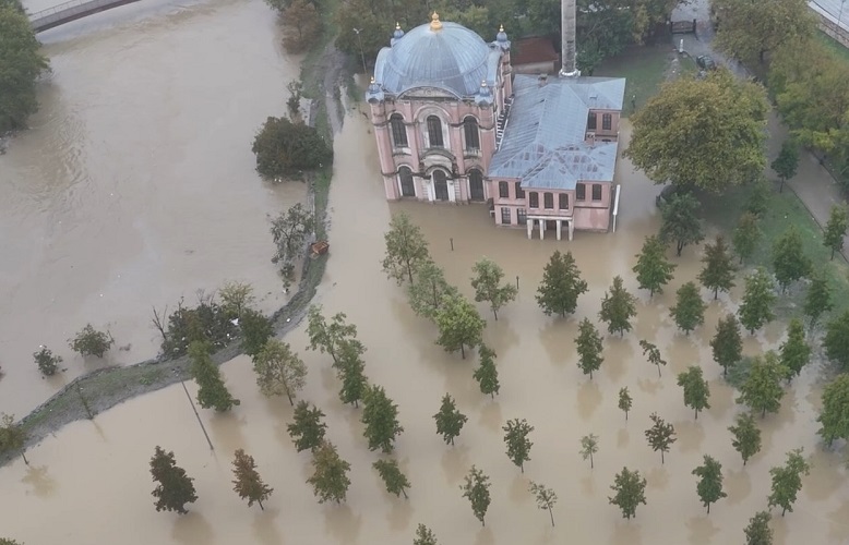 Tarihi Sadabad Camii Sular Altında Kaldı